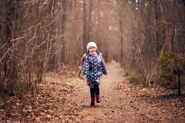 Foresta della bambina in primavera