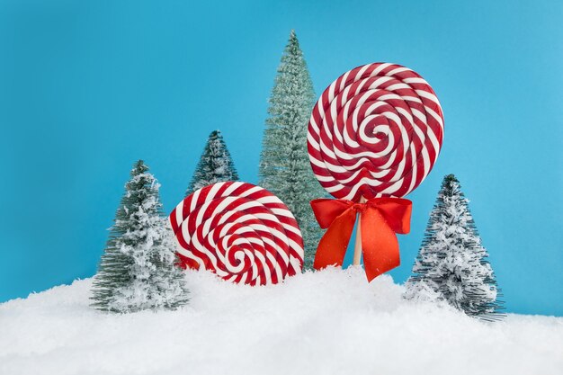 Foresta di alberi di Natale con caramelle rosse e dolci lecca-lecca