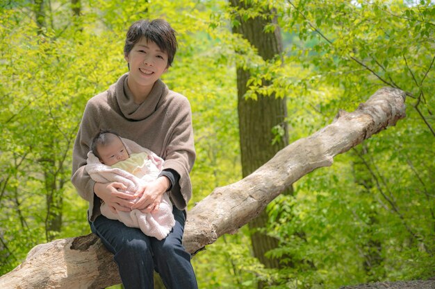 Foresta madre e bambino che sentono vitalità