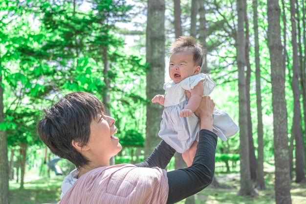 Foresta rinfrescante, bambino e mamma