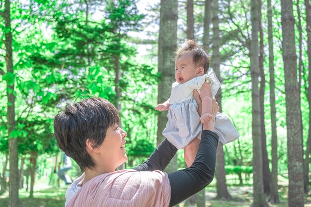 Foresta rinfrescante, bambino e mamma