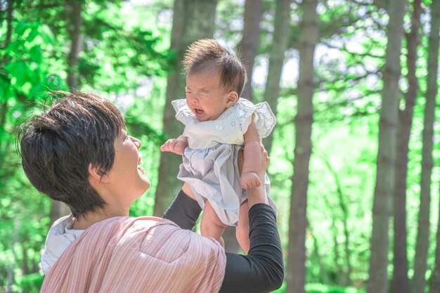 Foresta rinfrescante, bambino e mamma