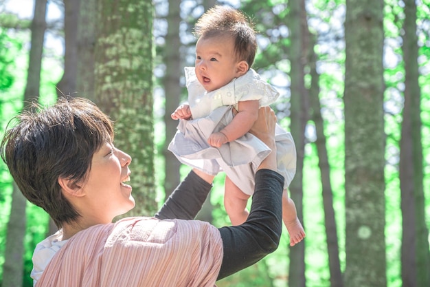 Foresta rinfrescante, bambino e mamma