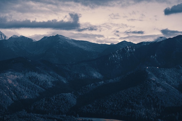 Foresta su colline e montagne Monti Tatra in Polonia