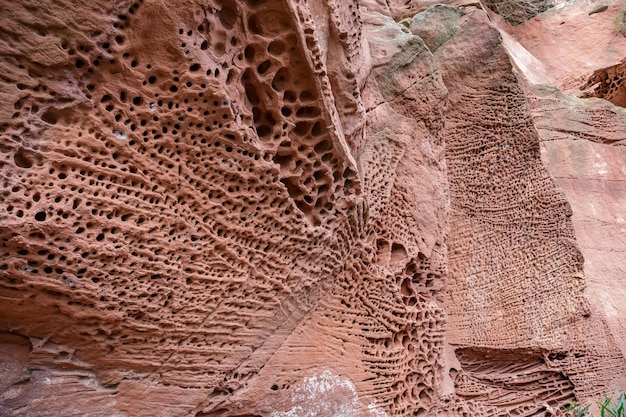 Fori nella pietra nella montagna di Areny spagna