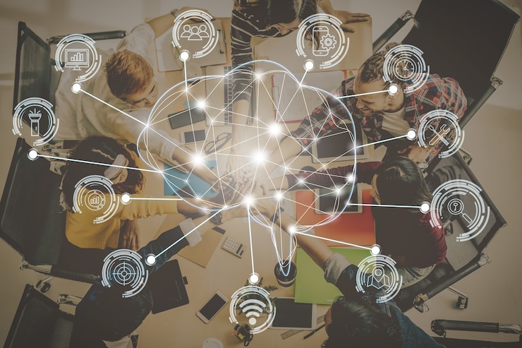 Foto forma del cervello poligonale di un'intelligenza artificiale con varie icone di smart city