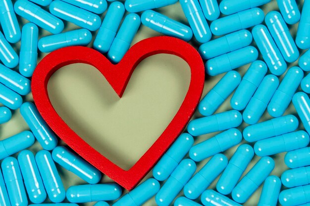 forma del cuore e capsule blu Importanza del trattamento farmacologico