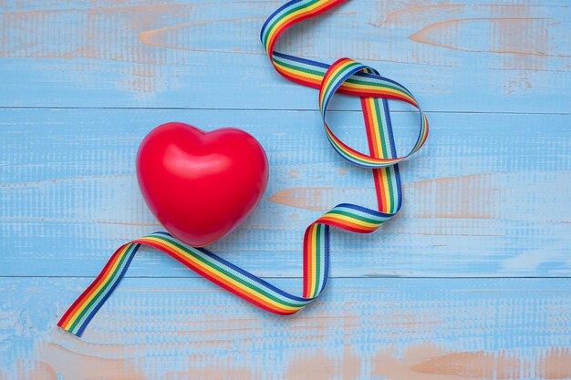 Forma del cuore rosso con nastro arcobaleno LGBTQ