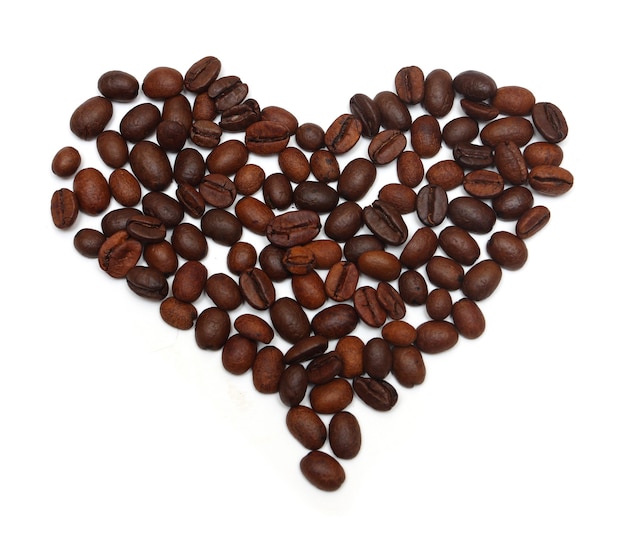Forma di cuore fatta con i chicchi di caffè