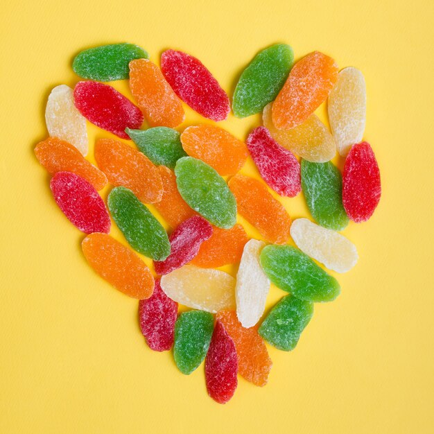 Forma di cuore fatta di frutta secca dolce colorata. Sfondo di San Valentino