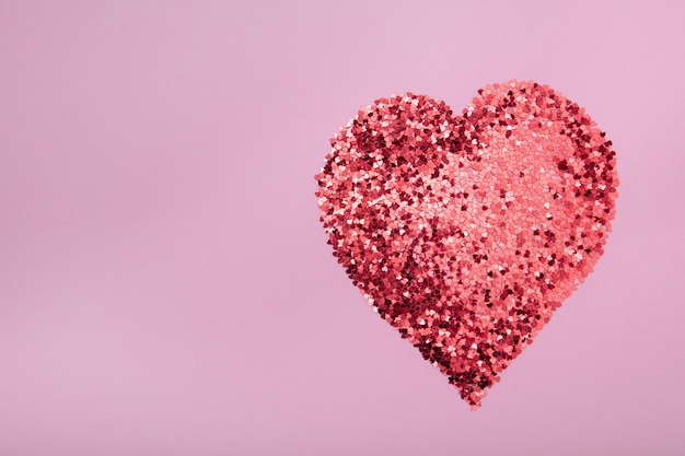 Forma di cuore fatta di glitter rosso per San Valentino isolato