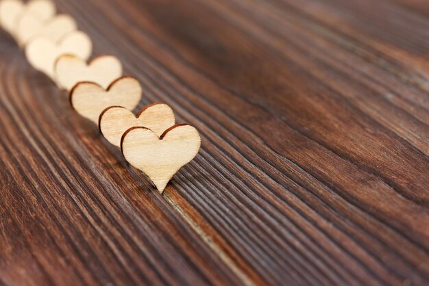 Forma di cuore in legno sfondo copia spazio concetto di amore