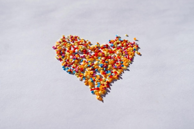 Forma di cuore multicolore su sfondo bianco