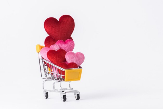 Forma di cuore rosso e rosa sul carrello per il matrimonio d'amore e il giorno di San Valentino.