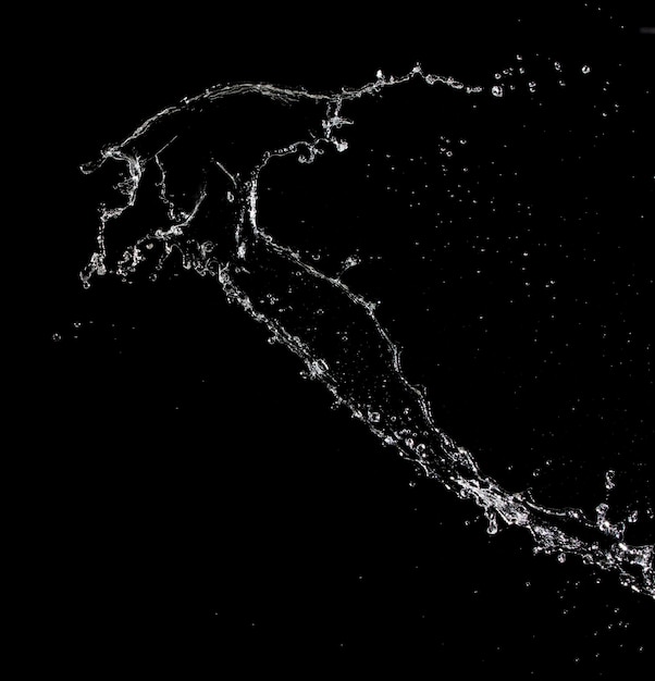 Forma forma lancio di spruzzi d'acqua in un attacco d'acqua goccia svolazzante in aria e stop motion fermo immagine Splash Water per elementi di risorse grafiche texture esplosione sfondo nero isolato