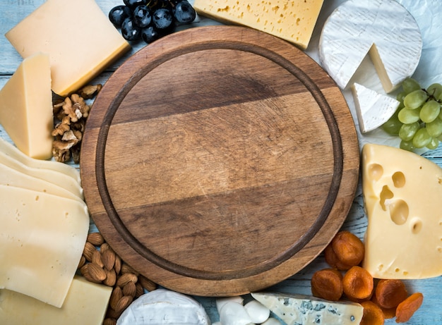 Formaggi assortiti, a pasta molle, dura, caglio e salamoia con frutta, noci e frutta secca