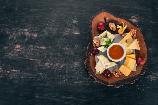 Formaggi assortiti Piatto di formaggi su uno sfondo di legno Vista dall'alto Copia spazio