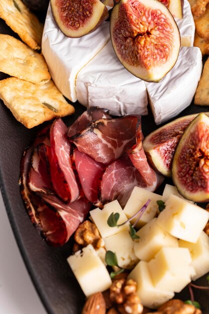 Formaggi assortiti, prosciutto, noci, snack e frutta