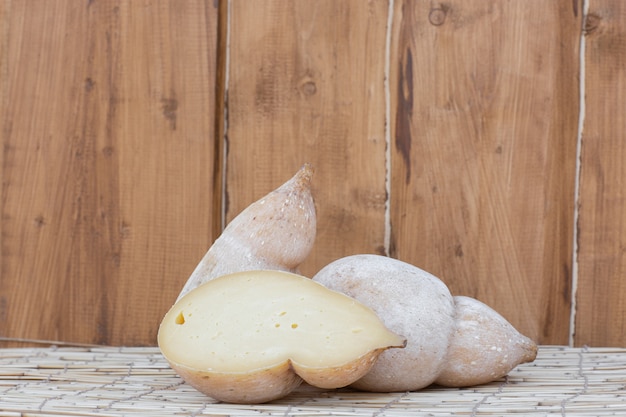 Formaggi di caciocavallo, un formaggio a pasta cotta a forma di goccia Formaggio a base di latte di vacca