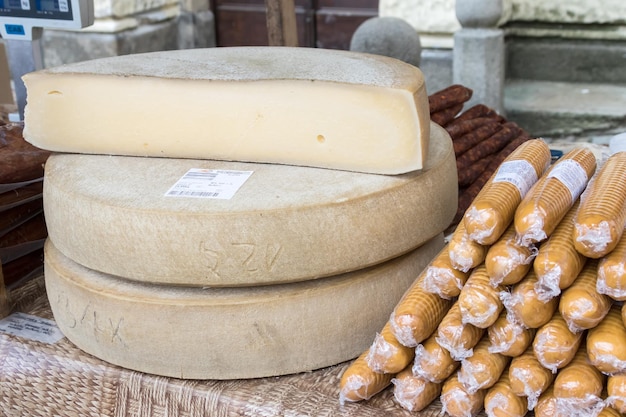 Formaggi grandi e formaggi in polietilene