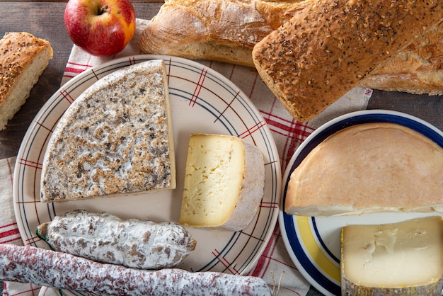 Formaggi, salsiccia e snack