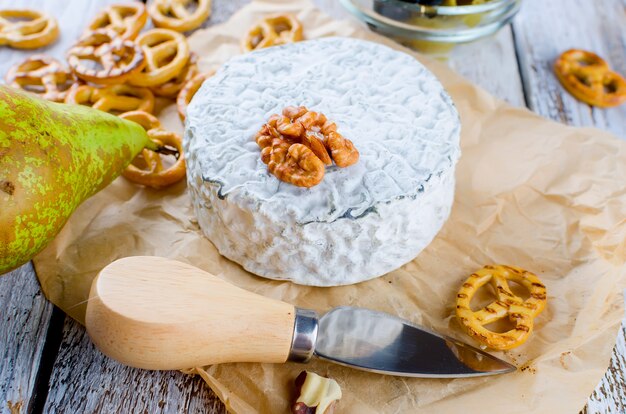 Formaggio a pasta cotta con muffa e olive. miele e pera