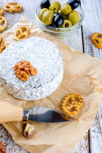 Formaggio a pasta cotta con muffa e olive.