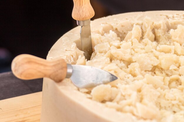 Formaggio a pasta dura con lame culinarie