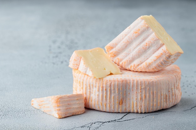 Formaggio a pasta molle affettato con muffa su fondo bianco