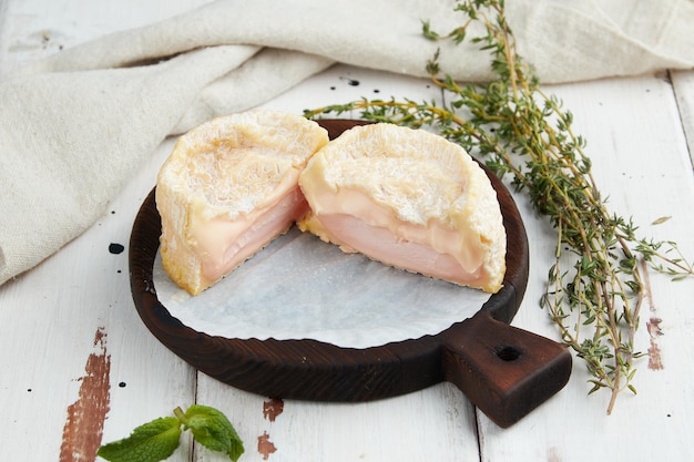 Formaggio a pasta molle francese con muffa bianca