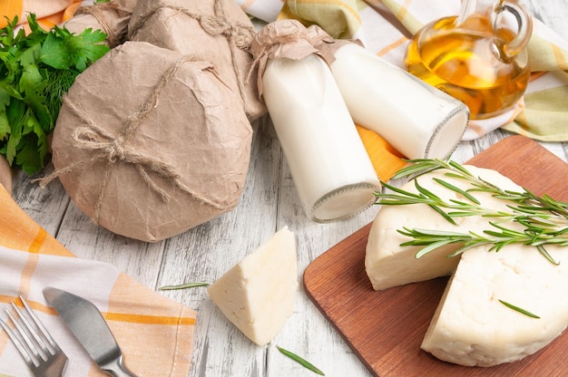 Formaggio Adyghe tagliato un pezzo triangolare Formaggio su una tavola di legno