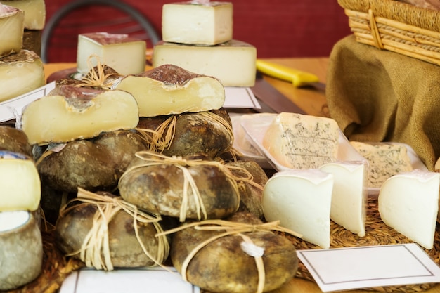 formaggio al banco del mercato