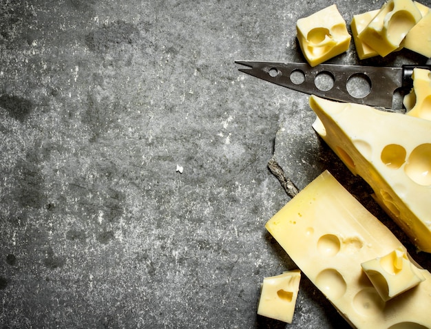 Formaggio aromatico al coltello. Sul tavolo di pietra.