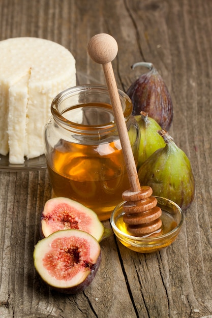 Formaggio bianco con fichi e miele