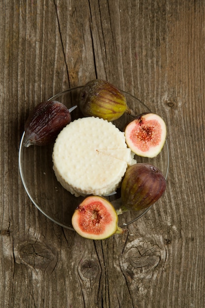 Formaggio bianco con fichi