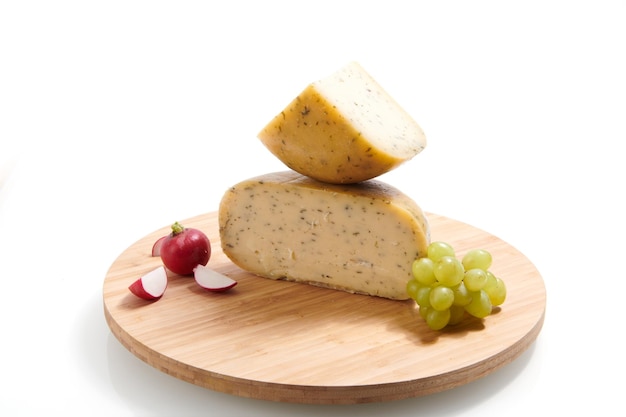 Formaggio biologico sano cibo gourmet prodotto su assortimento di fattoria locale su sfondo di legno