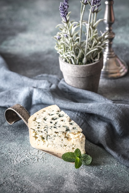 Formaggio blu con foglie di menta