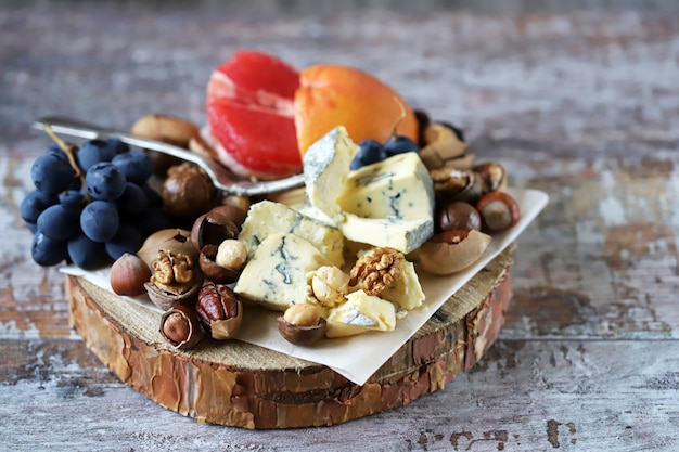 Formaggio blu con frutta e noci.