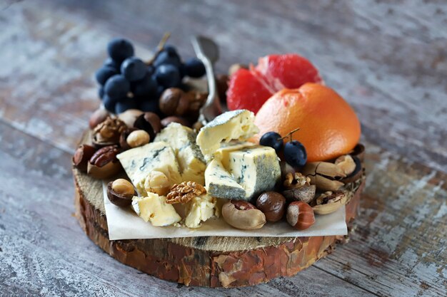 Formaggio blu con frutta e noci.