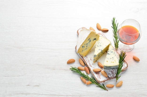 Formaggio blu con muffa sulla vecchia tavola con le spezie. Vista dall'alto. Spazio libero per il tuo testo.