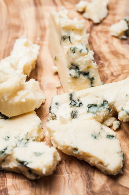 Formaggio blu da vicino su tavola di legno d'oliva