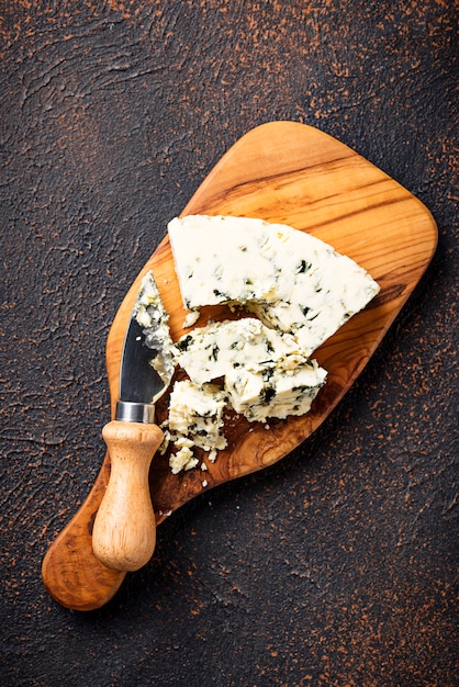 Formaggio blu e coltello sul tagliere