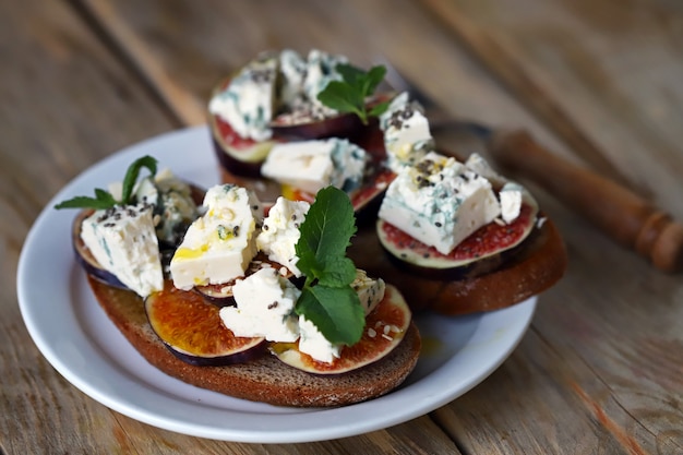 Formaggio blu e fichi su un toast