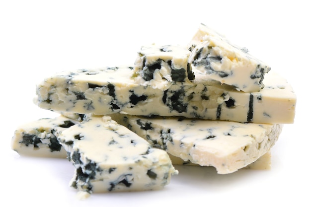 Formaggio blu isolato su bianco