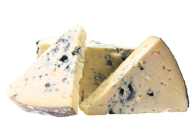 Formaggio blu isolato su sfondo bianco