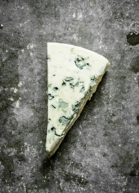 Formaggio blu italiano. Sul tavolo di pietra.