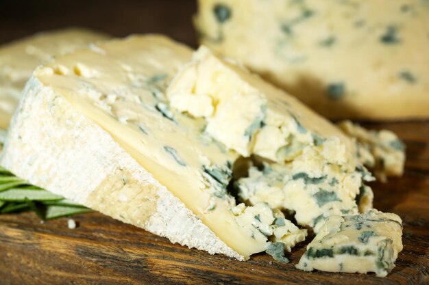 Formaggio blu sul primo piano di legno del tagliere