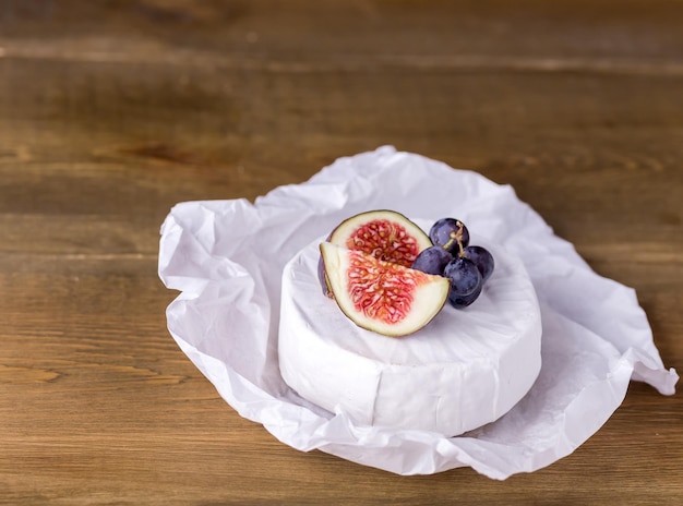 Formaggio Brie Camembert con fichi e uva sul tavolo di legno Cibo per il vino Copy Space