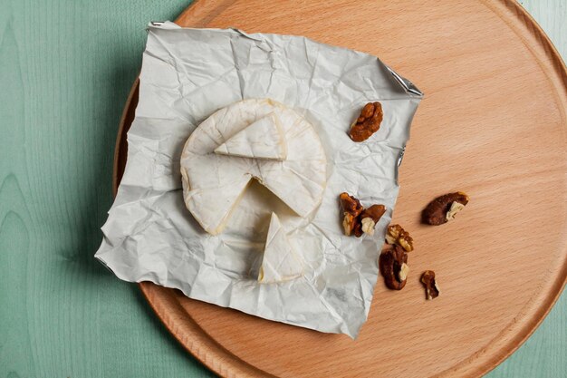 formaggio brie camembert e noci su uno sfondo di legno chiaro vista dall'alto Camembert