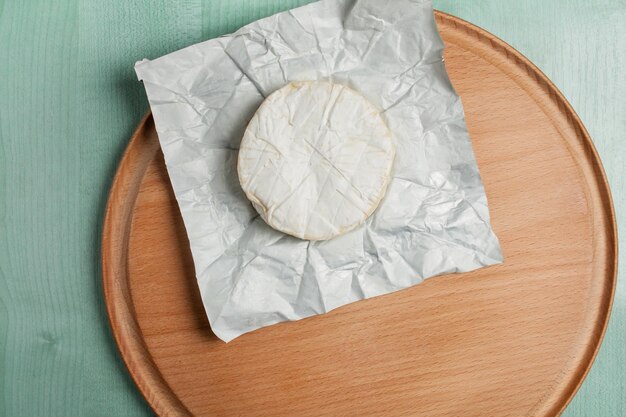 formaggio brie camembert su uno sfondo di legno chiaro vista dall'alto Camembert